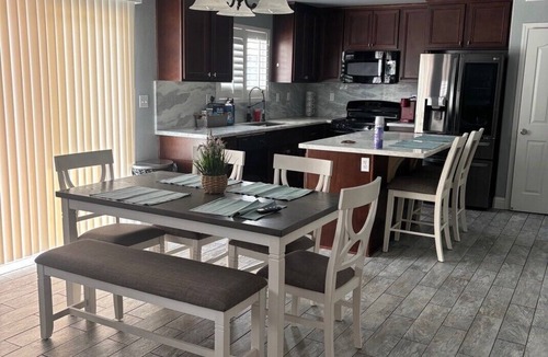Roosevelt House | Charming 3-bedroom house with WiFi, AC in delightful Fresno