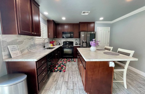 Roosevelt House | Charming 3-bedroom house with WiFi, AC in delightful Fresno