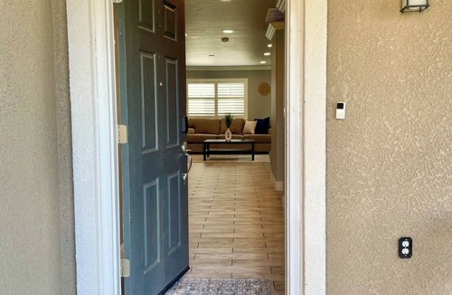 Roosevelt House | Charming 3-bedroom house with WiFi, AC in delightful Fresno