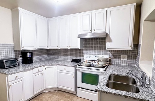 East Arlington House | Charming 3-bedroom house in delightful Jacksonville with AC, WiFi