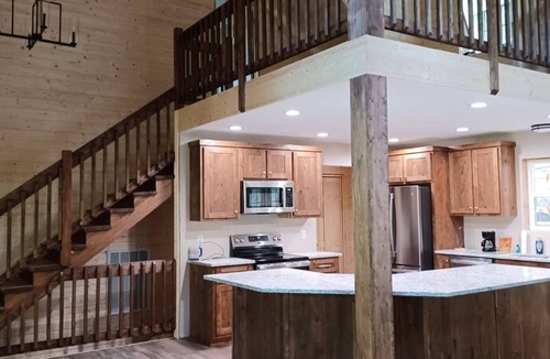 Rogersville Cabin | Charming 3-bedroom + loft bed Cabin in Rogersville with Fireplace