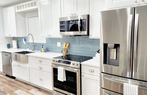 Sandalwood House | Charming 3bd 1bth Vacation Getaway New Build in Jacksonville - Centrally Located