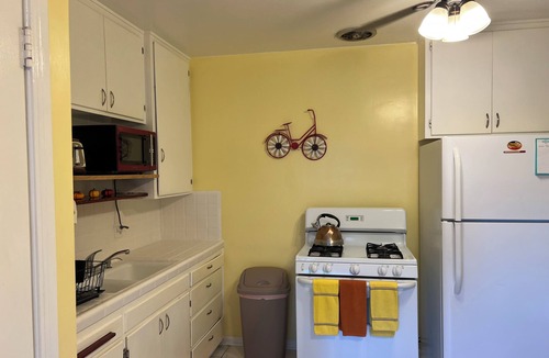 Marina del Rey House | Charming 4-bedroom house in pleasant Marina del Rey. 6 beds, parking and more.