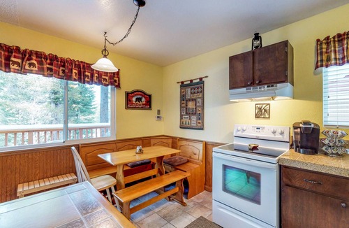 Tahoe Paradise House | Charming alpine cabin for all ages - close to hiking, skiing, and more