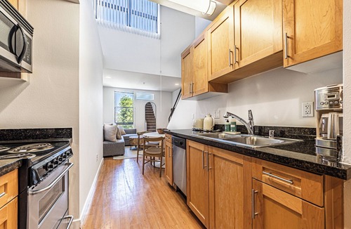 Sawtelle Apartment | Charming apartment in lovely Los Angeles with AC
