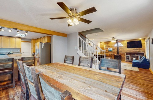 Tahoe Valley House | Charming Cabin Close to Restaurants, Shops, Ski Resort, Lake