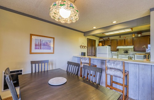 Mammoth Lakes Condo | Charming condo with a hot tub, sauna, balcony, deck, game room, & gas fireplace