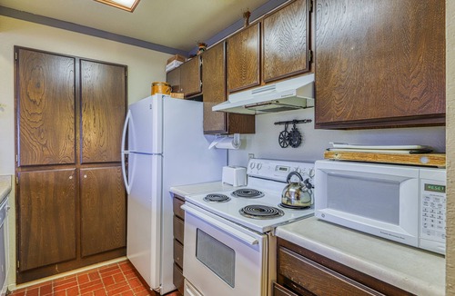 Mammoth Lakes Condo | Charming condo with a hot tub, sauna, balcony, deck, game room, & gas fireplace