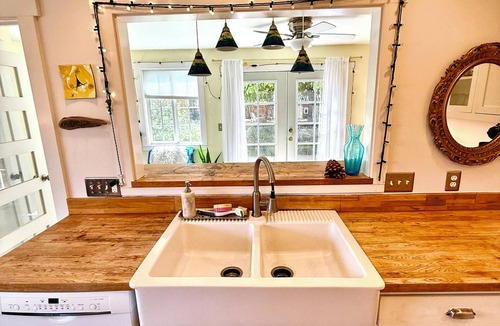Southeastern Sacramento House | Charming Cottage Near Downtown Sac with Office & Fast WiFi