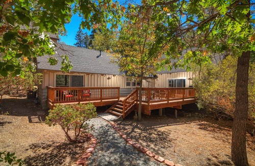 Lake Arrowhead House | Charming, Cozy and Kid-Friendly Tavern Bay Cottage