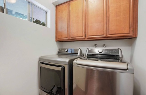 Sunset Junction House | Charming Cozy Retreat: The Perfect Starting Point for Your LA Adventure!