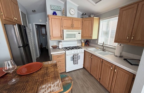 Leucadia House | Charming Detached Cottage Steps to Grandview Beach!