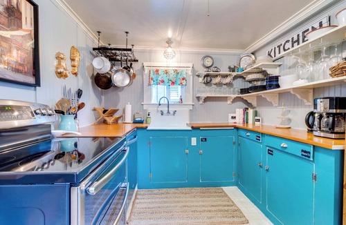 Seaside Cabin | Charming Dog-Friendly Cottage with AC, Washer/Dryer, Gas Grill, Easy Beach Access