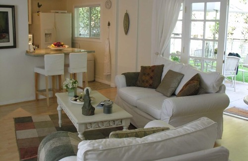Valley Village Apartment | Charming Duplex with Private Yard. Pets Welcome