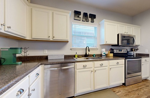 Helotes House | Charming family friendly home with Gameroom, enclosed backyard & 20 miles from San Antonio