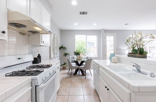 East Palo Alto House | Charming house with WiFi, fitness room, AC in perfect Palo Alto