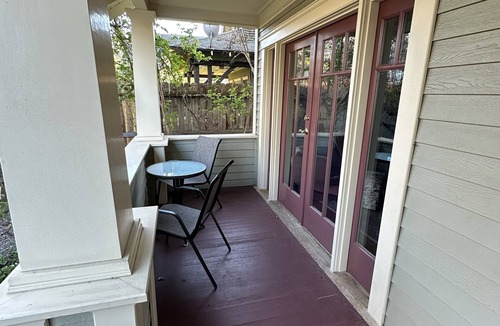 Jacksonville Cottage | Charming Jacksonville cottage with a front porch, full kitchen, off-street parking, and walkable access to Britt Festival, downtown shops, restaurants, and wine tasting. Features two bedrooms, two bathrooms, and peaceful historic charm.