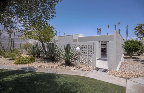 Araby Commons Condo | Charming midcentury modern retreat at Garden Villas East in South Palm Springs w