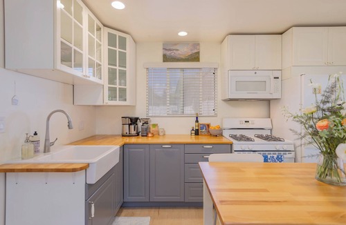 Meiners Oaks House | Charming Ojai bungalow in great location with mountain views!