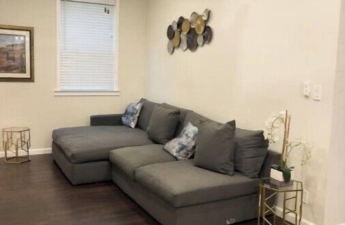 Hoover - Foster Apartment | Charming Pill Hill Upper Flat