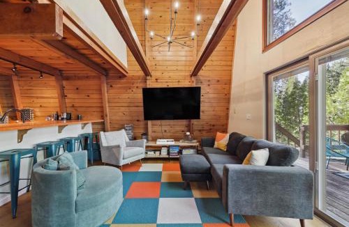 Strawberry House | Charming Pinecrest Cabin with Private Deck