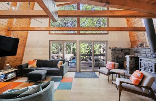 Strawberry House | Charming Pinecrest Cabin with Private Deck