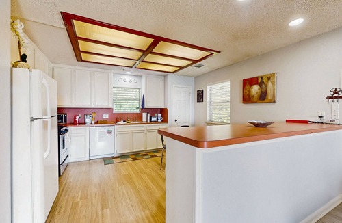 San Leon House | Charming seaside house w/Galveston Bay bay views, fenced yard - Dog Friendly