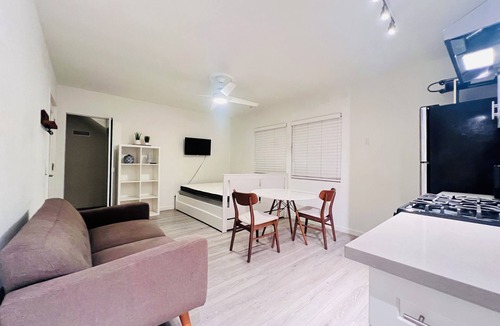 Little Armenia Apartment | Charming studio apartment in Hollywood with WiFi