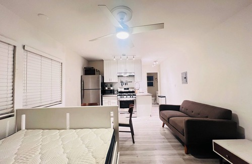 Little Armenia Apartment | Charming studio apartment in Hollywood with WiFi