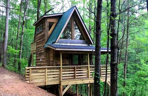 Suches RV Rental | Charming Tree House with a Hot Tub in Chattahoochee National Forest, Georgia