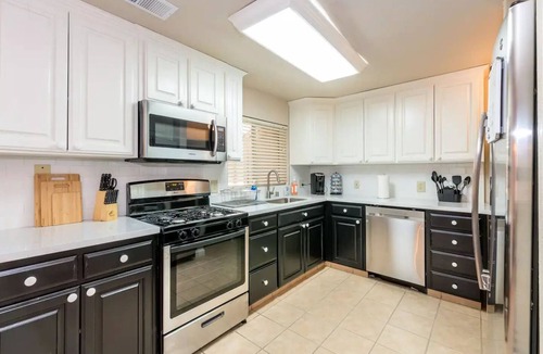 Roosevelt House | Cheerful & Remodeled - 2 miles from Fresno Airport