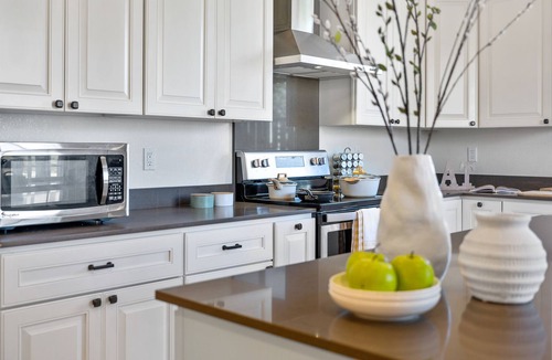 Union City House | Chef's Kitchen 4 bed w/King Suite & Backyard