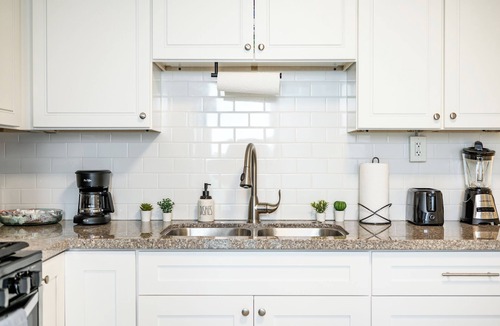 El Porto House | Chic 2BD - 1 Block to Beach Heaven