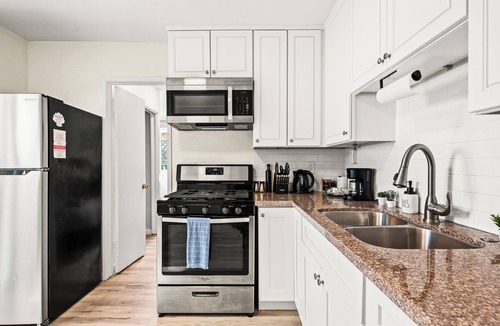 El Porto House | Chic 2BD - 1 Block to Beach Heaven