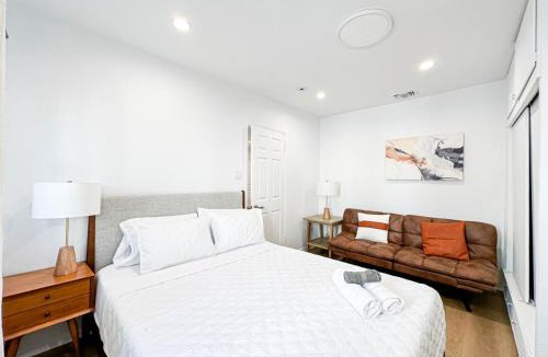 Westwood House | Chic 2BD - Beverly Hills - West Hollywood Border