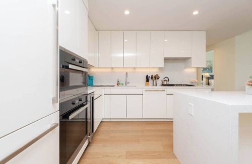 Financial District Apartment | Chic 3BR High-rise Apartment with Gym, Rooftop Pool, Spa & Rooftop Views