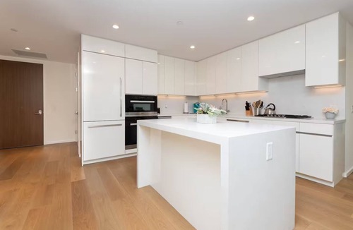 Financial District Apartment | Chic 3BR High-rise Apartment with Gym, Rooftop Pool, Spa & Rooftop Views
