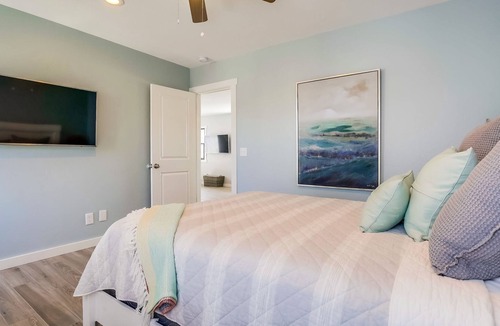 Mission Beach Apartment | Chic condo near all the fun & stores w/deck, gas grill, private washer/dryer