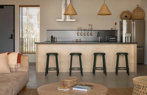 Historic Tennis Club Hotel | Chic Desert Living: 3 Bedroom Suite/Palm Springs/Full Kitchen and Living Area