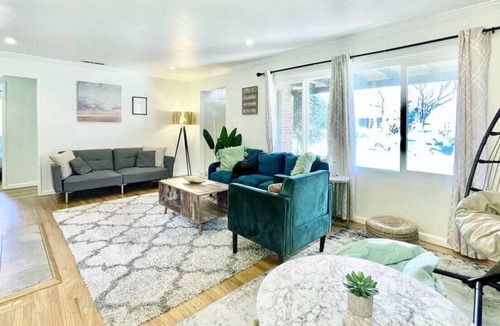 Chico House | Chic Family Getaway w/King bed + Secret Playroom