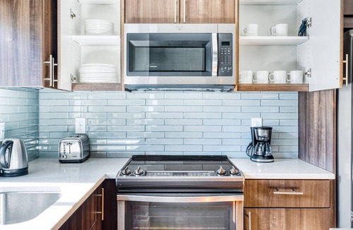Mountain View Apartment | Chic Mountain View 3BR Townhome, w/Garage, near Caltrain, by Blueground
