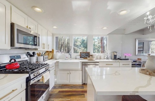 Twin Peaks Cabin | Chic, Pet Friendly House w/Gas Grill, AC & Back-Up Generator - Amazing View