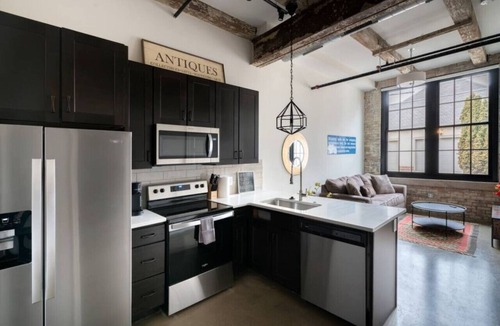 Italian Village Apartment | Chic Renovated Flat - Free Private Parking