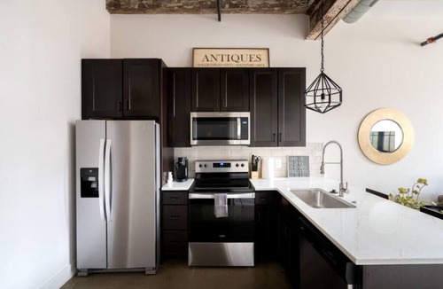 Italian Village Apartment | Chic Renovated Flat - Free Private Parking