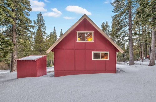 North Upper Truckee Cabin | Cholula 811c 4 Bedroom Cabin by RedAwning