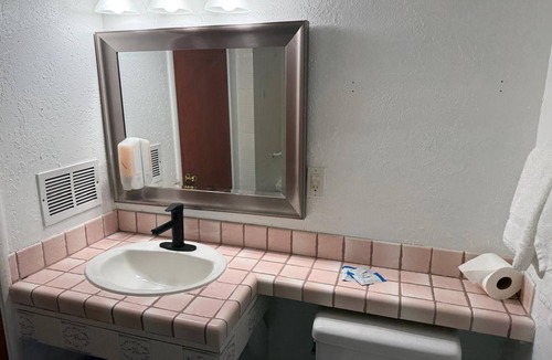Hollister Hotel | Cinderella Motel