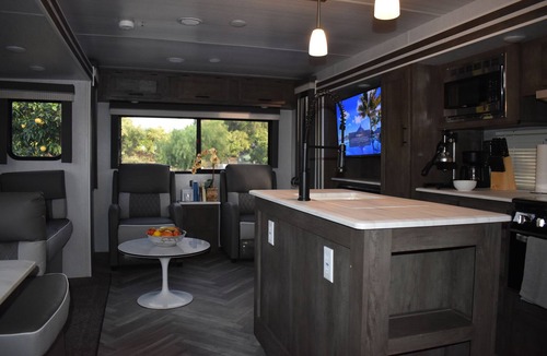 Temecula House | Citrus Grove in Temecula Wine Country -nResort like accommodations with Jacuzzi