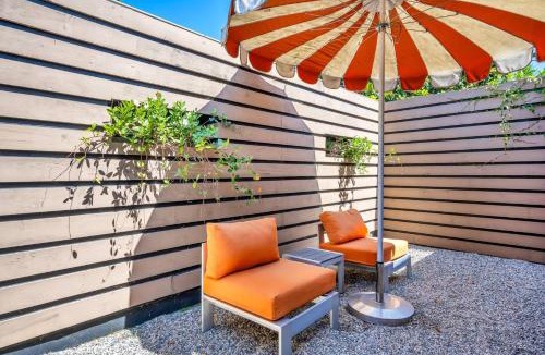 Valley Village House | Claudia's Bellaire Guesthouse