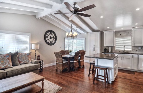 Corona del Mar Condo | Clean & Close to Beach & Village with A/C-Loft & Garage