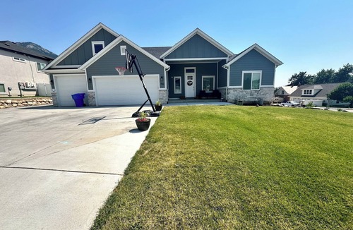 North Ogden Apartment | Clean & Spacious 2-bedroom BASEMENT APT. AC, WiFi, full kitchen in North Ogden